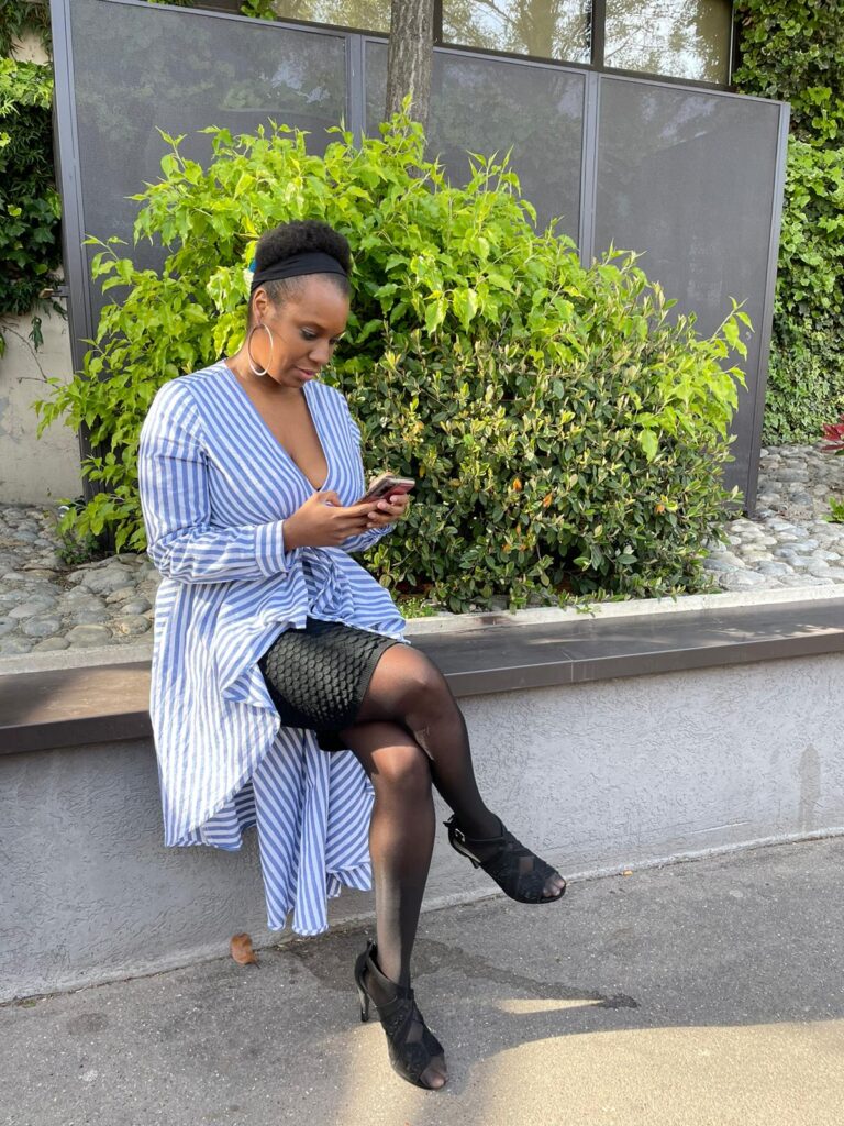 Illustre le fait que travailler en mlm permet de travailler de n'importe où